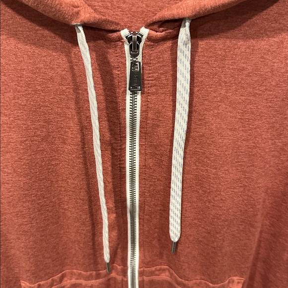 Vuori Women's Halo Performance Hoodie in Cinnamon Heather - Picture 4 of 8